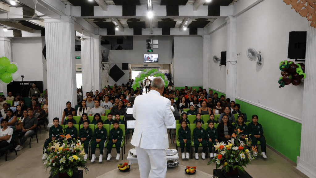 Foto de la congregación en un servicio